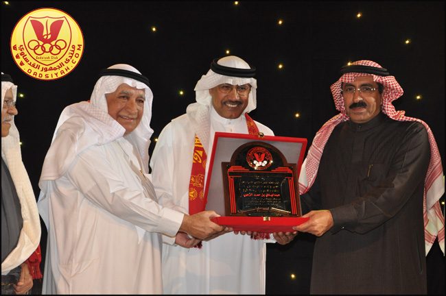 عبدالهادي الزعبي - يقدم درع لعبدالله جمعة