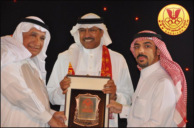 فواز الخضري يقدم درع لعبدالله جمعة