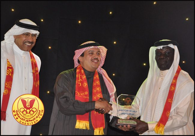 سعيد غراب يتسلم درع من عبدالله الهزاع